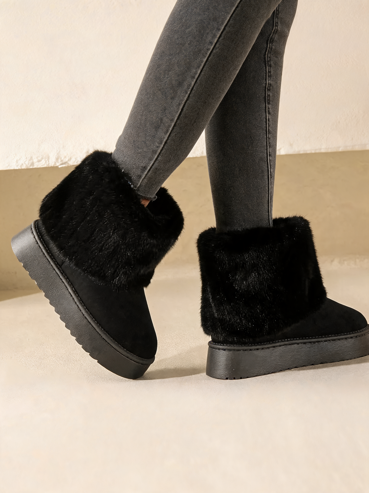 Black snow boots faux fur cuff close-up